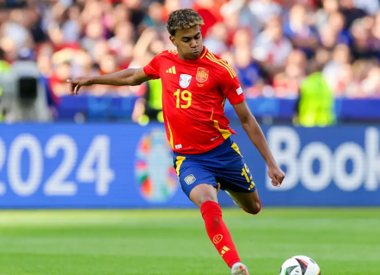 亚马尔迪拜度假：<a href='/news/tag/1161303' style='color: blue;'>沙滩足球</a>传递欢乐与温暖