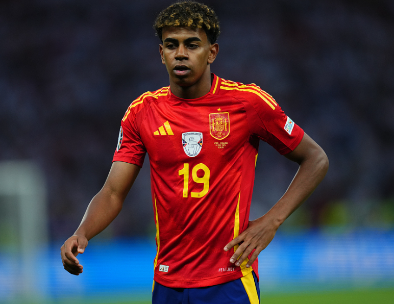 亚马尔迪拜度假：沙滩足球传递欢乐与温暖