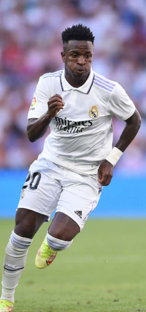 维尼修斯续约僵局下的自我重塑与责任担当