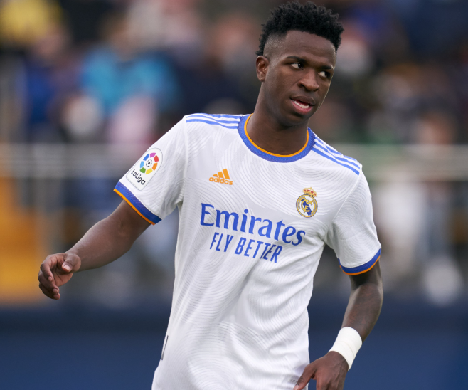 维尼修斯续约僵局下的自我重塑与责任担当