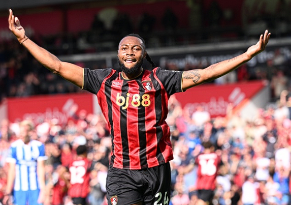 英格兰足坛：非职业联赛到顶级舞台的逆袭之路